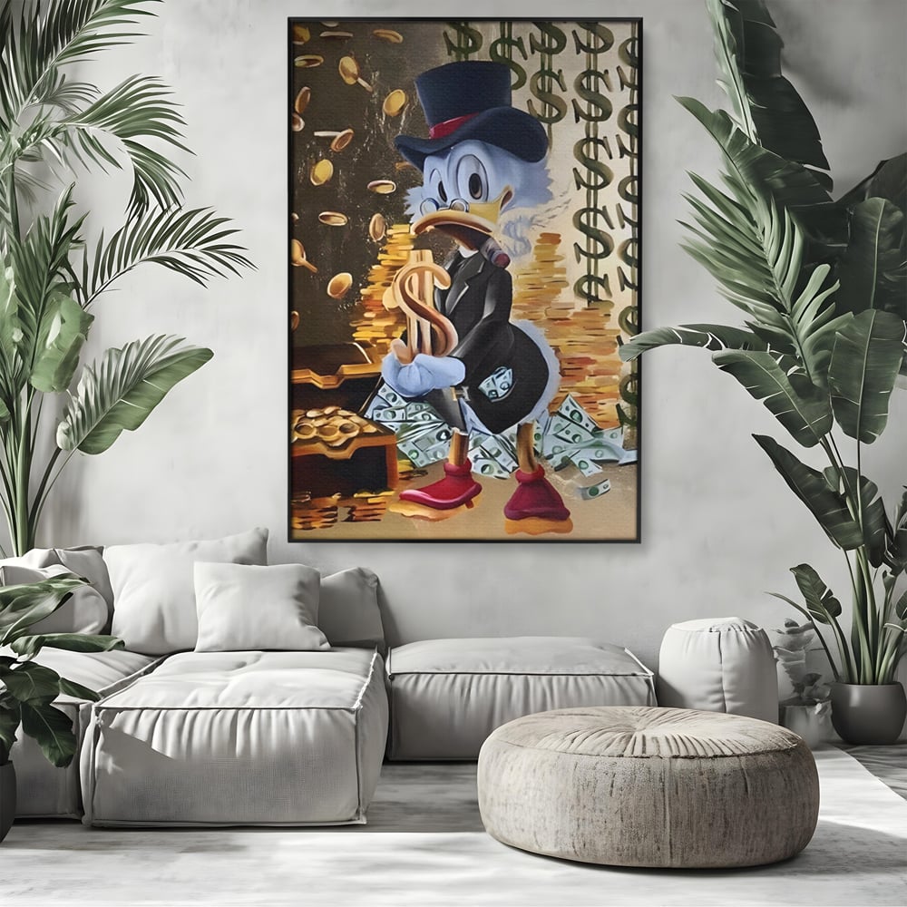Tablou canvas cu tablou canvas cu scrooge duck si bani, in rama de aluminiu negru, pe perete intr-un living